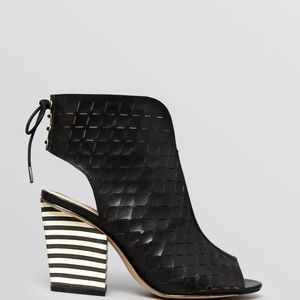 ~House of Harlow black heels ~